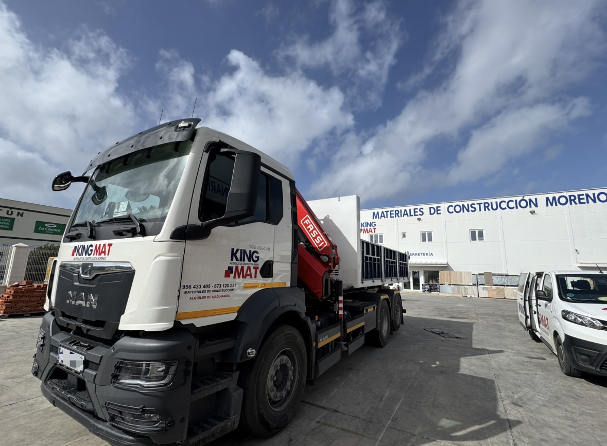 Flota de camiones grúa para transporte de materiales en Barbate