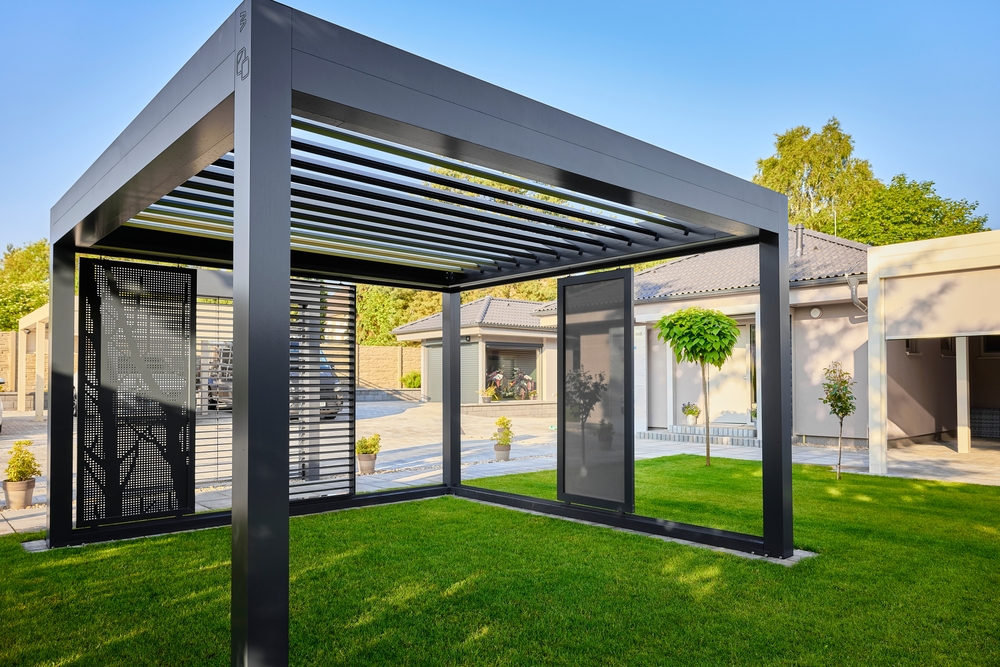 Pérgolas bioclimáticas para jardines en King Mat Barbate