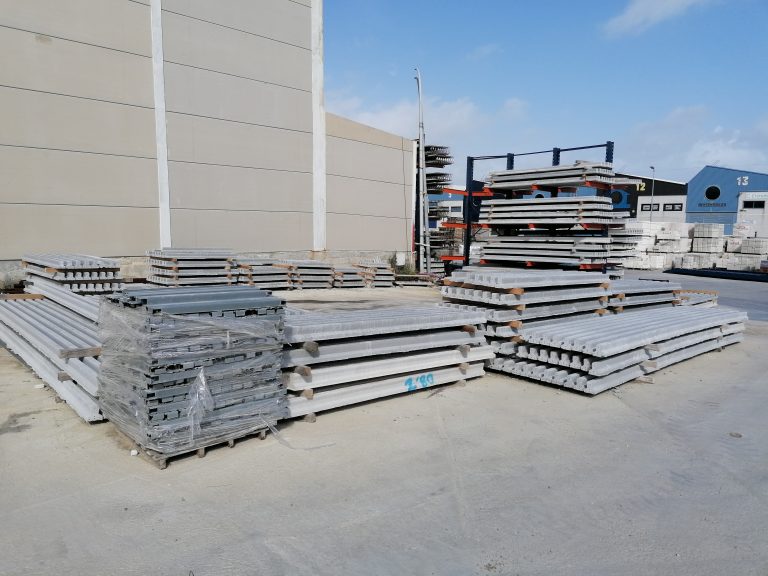 Materiales estructurales y vigas de hormigón en King Mat Barbate